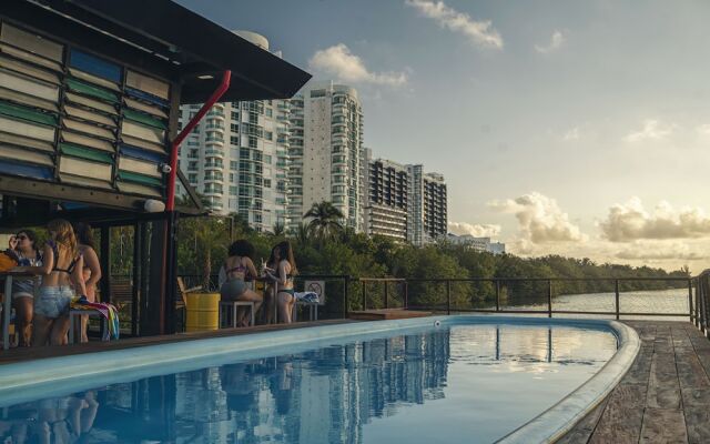 Отель Señor Frogs Hostel - Adults Only Мексика, Канкун - отзывы, цены и фото номеров - забронировать отель Señor Frogs Hostel - Adults Only онлайн бассейн