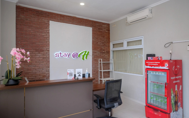 Urbanview Stay @H Jakal by RedDoorz