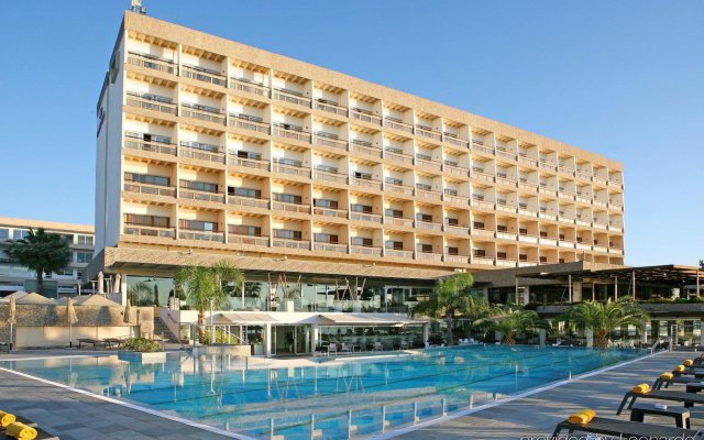 Отель Crowne Plaza Limassol, an IHG Hotel Кипр, Лимассол - 2 отзыва об отеле, цены и фото номеров - забронировать отель Crowne Plaza Limassol, an IHG Hotel онлайн вид на фасад