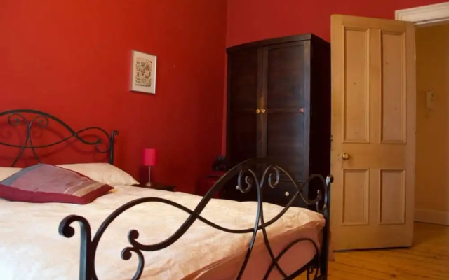 2 Bedroom Bright City Centre Flat Sleeps 4