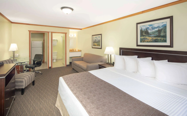 Travelodge by Wyndham Golden Sportsman Lodge
