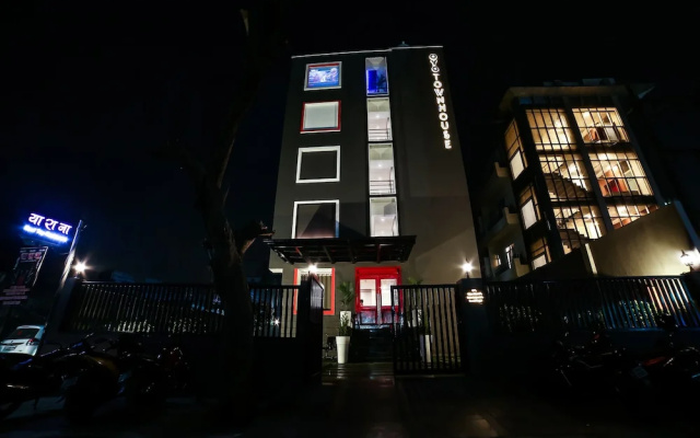 OYO Townhouse 053 Gomti Nagar