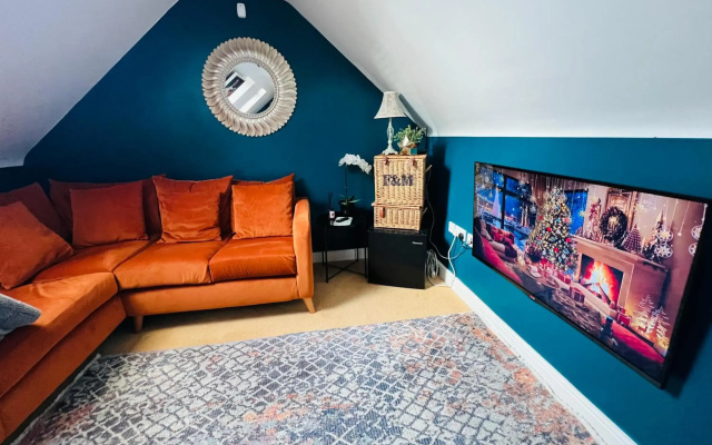 Detached, Private Guest House - Attic by the Abbey