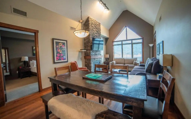 Spacious 3BR 2BA Penthouse with Mountain Views