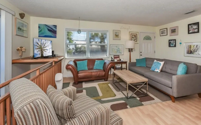 The Artist Beach House Beachfront 6298s