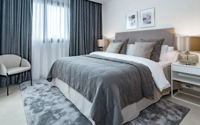 LO - Luxury 3 Bedroom Apartment , Stunning Views