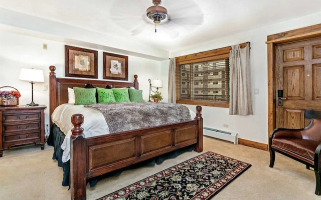 4 Bedroom Antlers Vacation Rental With Incredible Slopeside Views and Just a Short Walk to Gondola and Lionshead Village