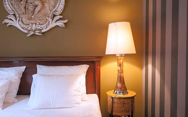 Hotel Diamonds and Pearls
