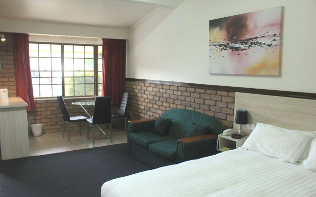 Olde Tudor Hotel