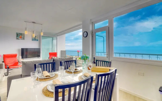 Spacious Central Apt w Private Parking Ocean View