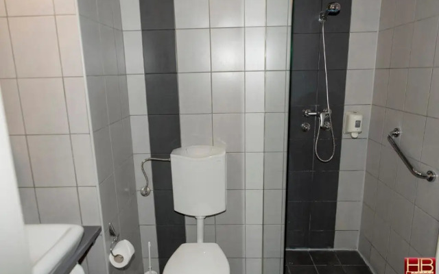 FREE PARKING, FREE BREAKFAST, only 15 minutes to City Center