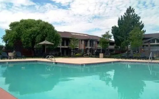 River Oaks Suites & Apartments