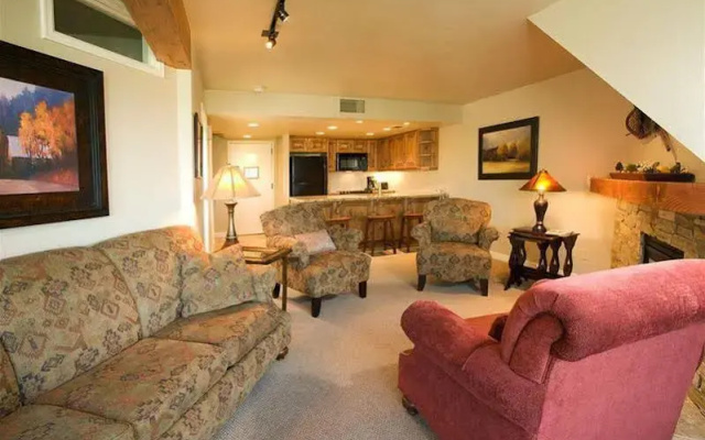 Ski Ge Loft 3 Bedroom Condo by RedAwning