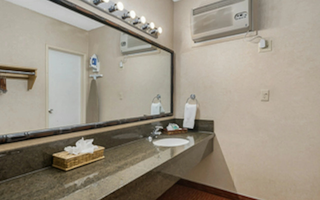 Caliente Tropics Hotel