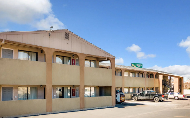 Desert Sands Inn & Suites