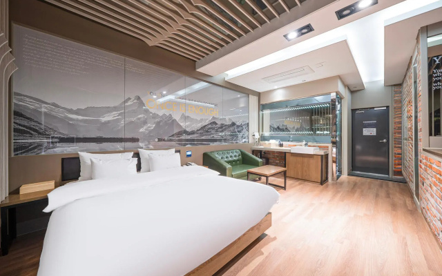 Hotel Yolo