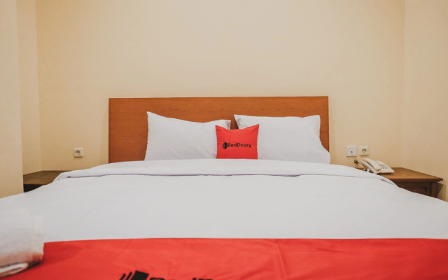 RedDoorz Plus near Plaza Blok M