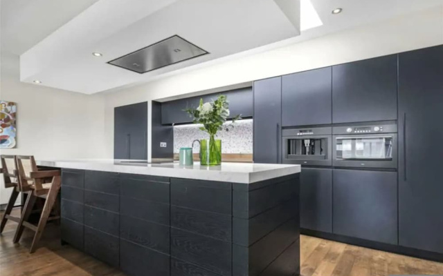 Stunning Shoreditch Penthouse Red5