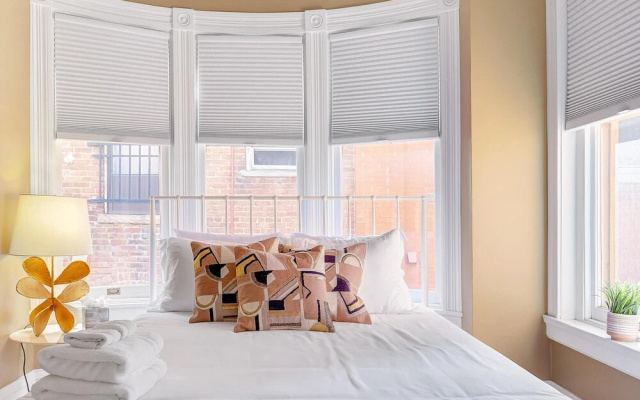 Stunning Modern Home, Prime Location Sleeps 15
