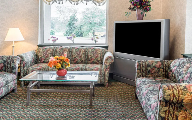Econo Lodge South