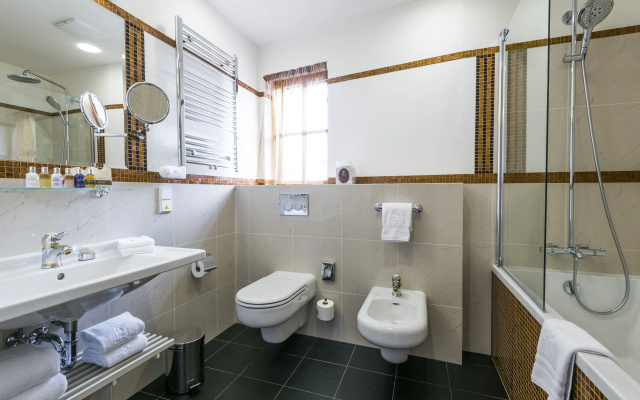 Golden Well Hotel