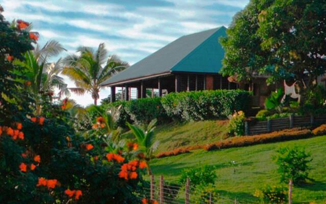 Отель Palmlea Farms Lodge & Bures вид на фасад