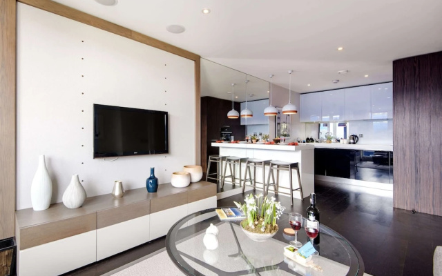 Bright Chelsea Grosvenor Waterside Apartment
