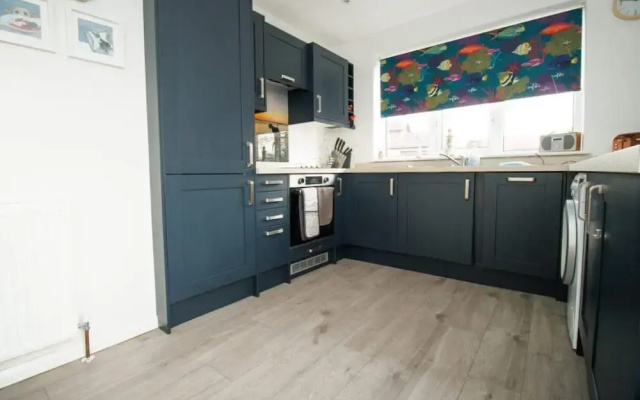 2 Bed Bungalow - Sleeps 4 - Pets - Parking - Wifi