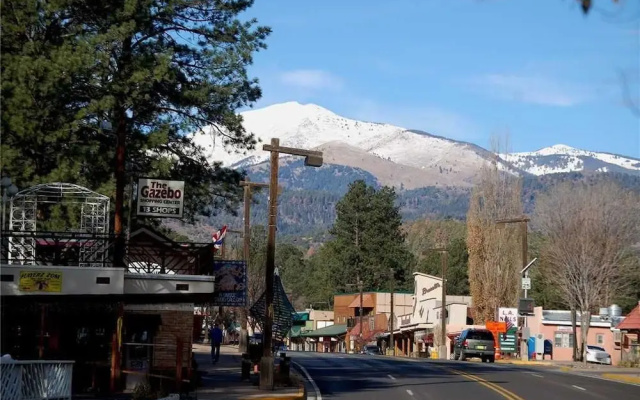 Ruidoso Respite - Six Bedroom Cabin with Hot Tub
