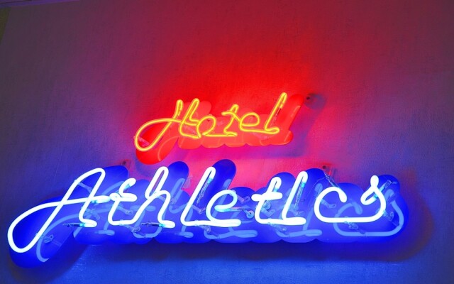 Отель Athletics вид на фасад