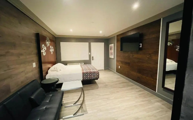 Casa Blanca Inn & Suites