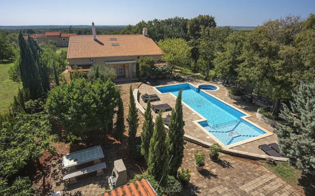 Charming Apartment in Pula With Swimming Pool