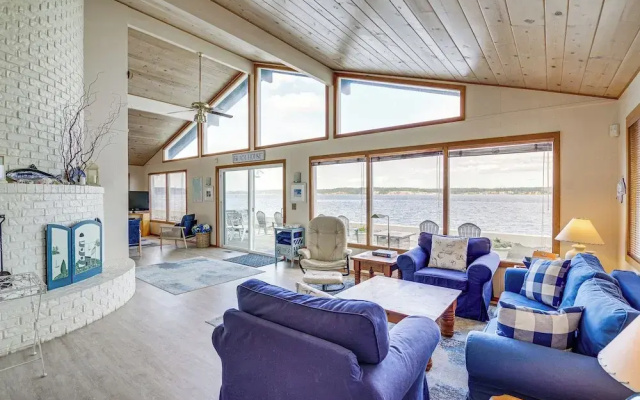 Beachfront Whidbey Island Home + Apartment!