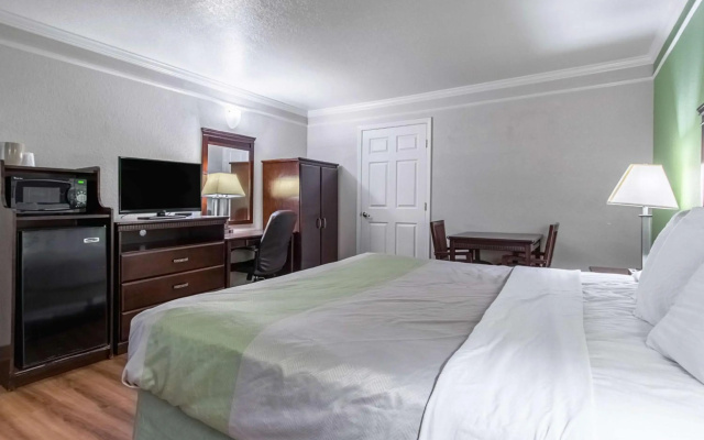 Motel 6 Kingsburg, CA