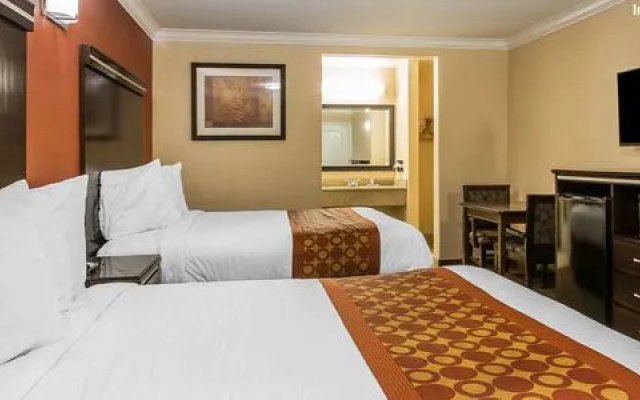 Travelodge Corona