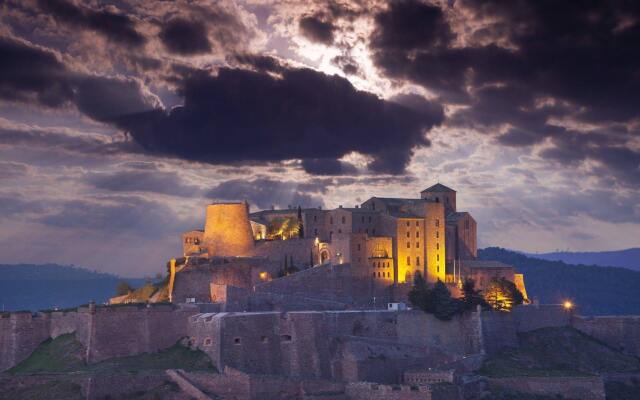 Отель Parador de Cardona вид на фасад