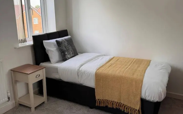 House - Sleeps 6 - Parking