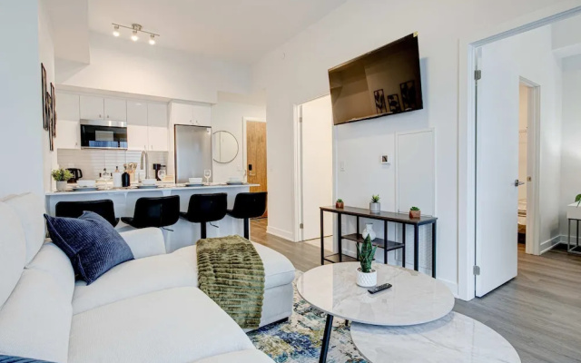 Stylish Downtown Suite With Patio City Views