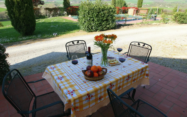 Peaceful Pienza Garden Escape