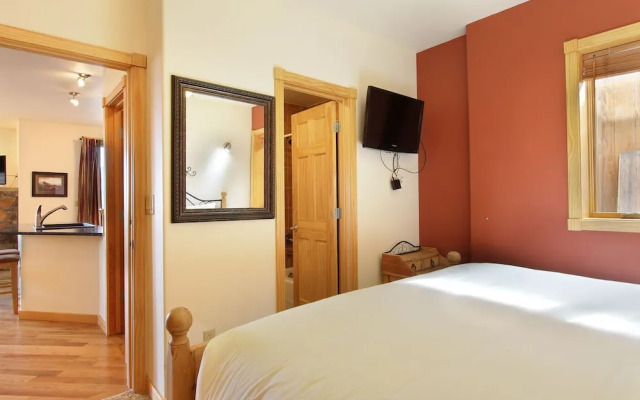 Chiefs Head Peak 21b 2 Bedroom Condo by RedAwning
