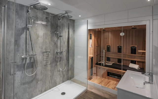 Modern lodge with ir-sauna, 500m from the beach