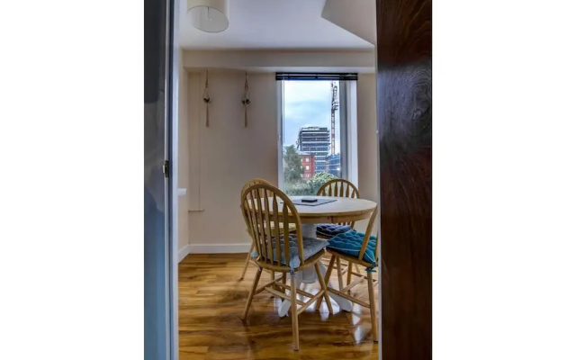 Stylish and Charming City Centre apt for 6