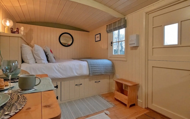 Shepherd's Hut Near Cotswolds & Sky Dive Fun