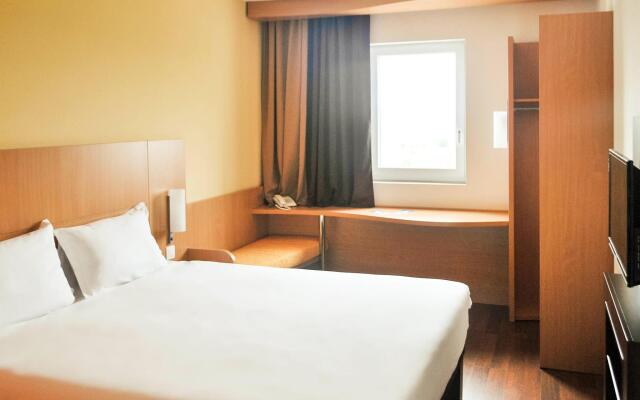 Отель Ibis Sofia Airport Болгария, София - 10 отзывов об отеле, цены и фото номеров - забронировать отель Ibis Sofia Airport онлайн комната для гостей