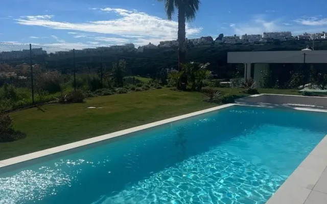 Luxury Villa in Perfect Location With sea Views