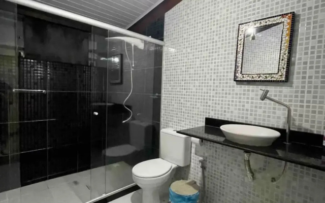 Casa da mata com piscina natural em condomínio
