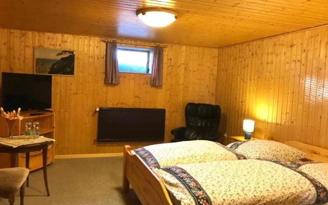 Schönes Kellerzimmer mit Bad