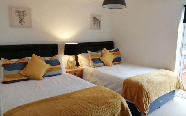 Spacious townhouse with sea views near Cardiff