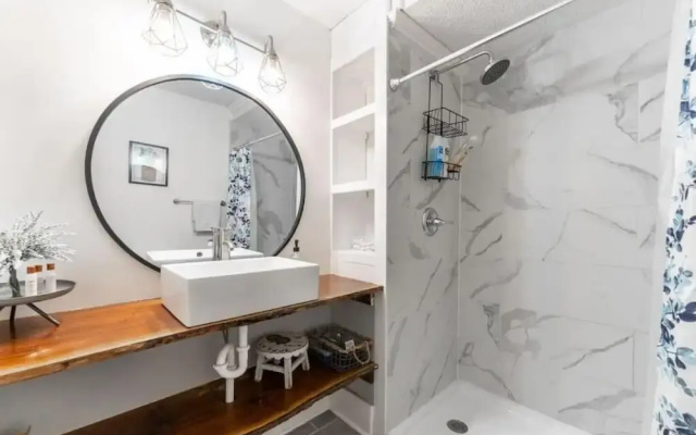 Spacious Duplex for 14 in Downtown