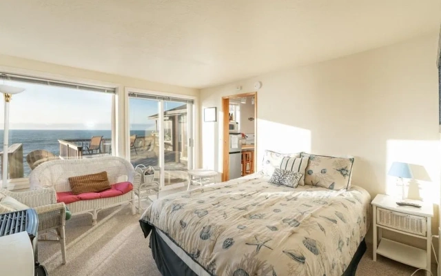 Whale Pointe 2 Br cottage by RedAwning